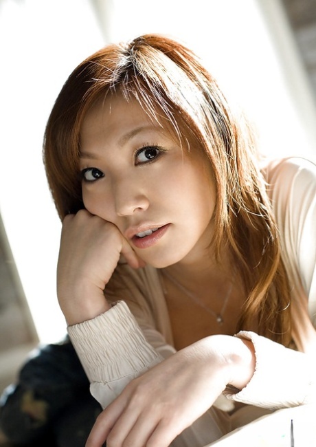 Attractive asian babe Emi Harukaze stripping off her clothes