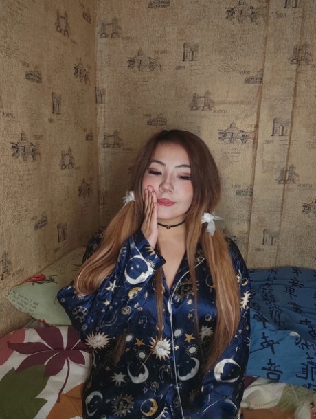 Cute amateur Asian babe shows her big round ass and spreads her delicious cunt