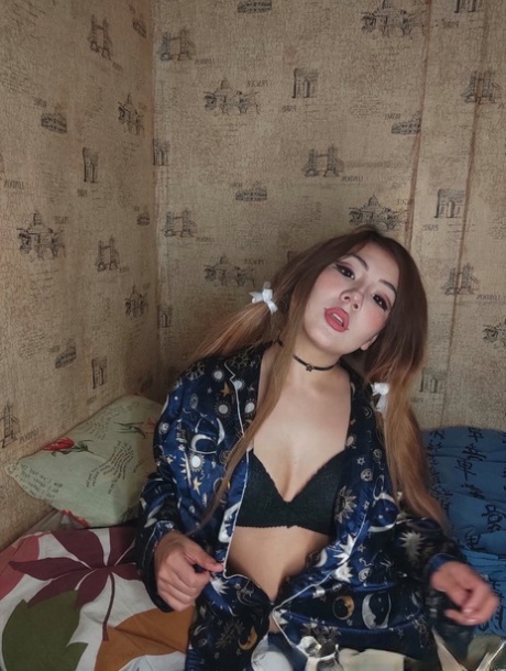 Cute amateur Asian babe shows her big round ass and spreads her delicious cunt