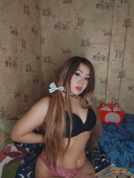 Cute amateur Asian babe shows her big round ass and spreads her delicious cunt
