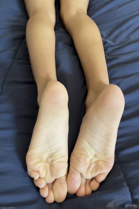 Little amateur teen Jade Kimiko exposes her delicious holes & booty up close